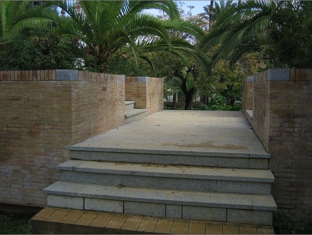 Escalera que salva el parking subterráneo