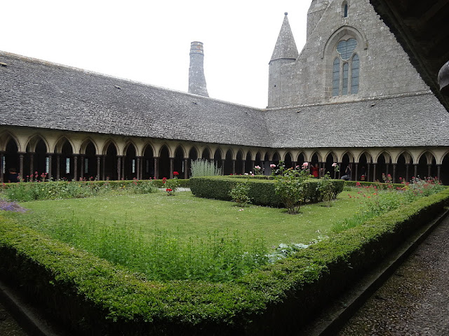 Claustro gótico de la abadía del Monte Saint Michel