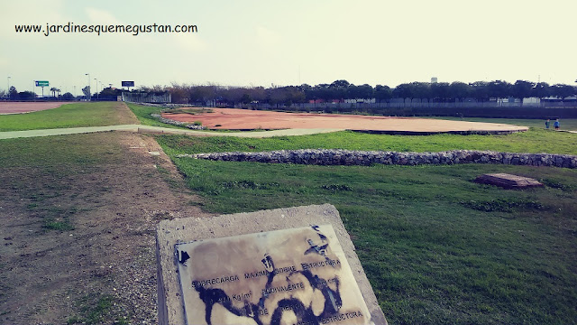 Puente ajardinado sobre carretera de circunvalación