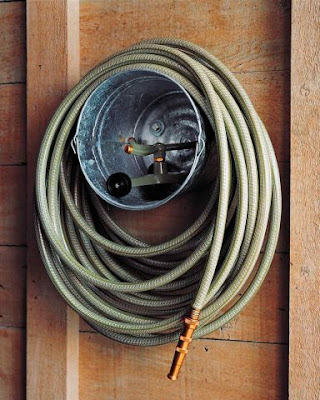 Guardar la manguera enrollada en un cubo