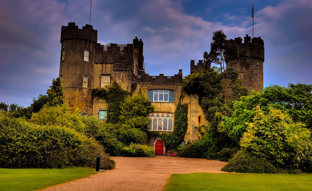 Espíritus caminando de noche en el jardín